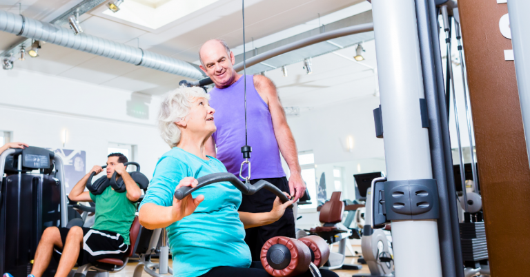 beneficios mayores de 50 entrenar fuerza